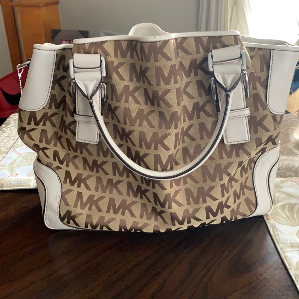 111/2”L x17”W x61/2” bottom Michael Kors  Sachel